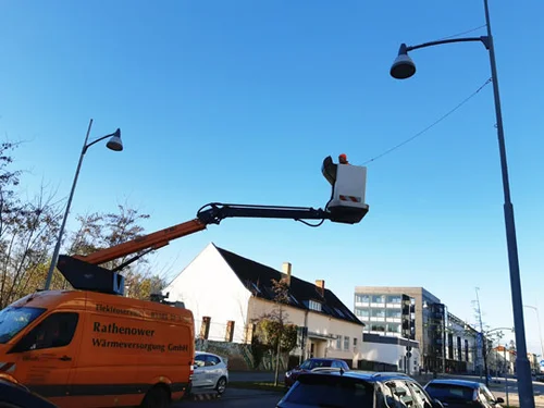 In luftiger Höhe wird die Deko angebracht In luftiger Höhe wird die Deko angebracht