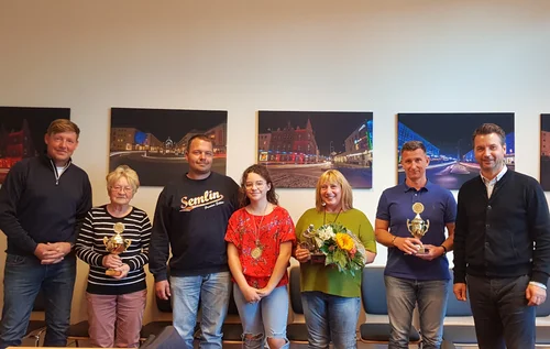 Vizebürgermeister Jörg Zietemann (1. v. r.) überreichte den Siegerpokal an den Semliner Ortsvorsteher Heiko Blankenburg (1. v. l.) und weiteren Teammitgliedern sowie den Siegern aus der Stadtverwaltung