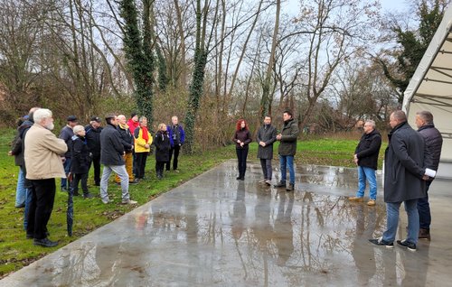 Besucherinnen und Besucher der feierlichen Freigabe 