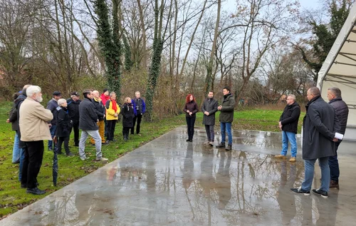 Besucherinnen und Besucher der feierlichen Freigabe