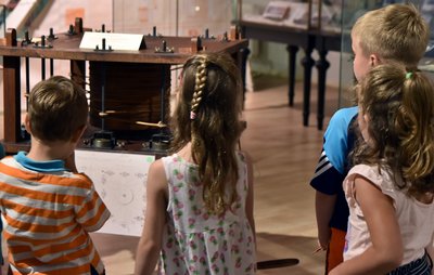 Kindgemäße Führung für Familien im Optik Industrie Museum Kindgemäße Führung für Familien im Optik Industrie Museum