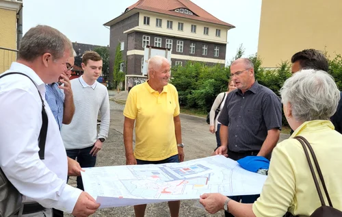Die anwesenden Gäste warfen noch einmal einen Blick auf die Planzeichnungen des Projekts.