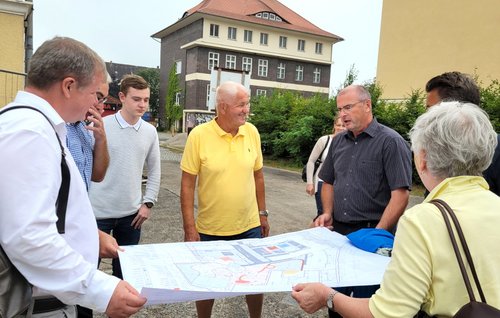 Die anwesenden Gäste warfen noch einmal einen Blick auf die Planzeichnungen des Projekts.