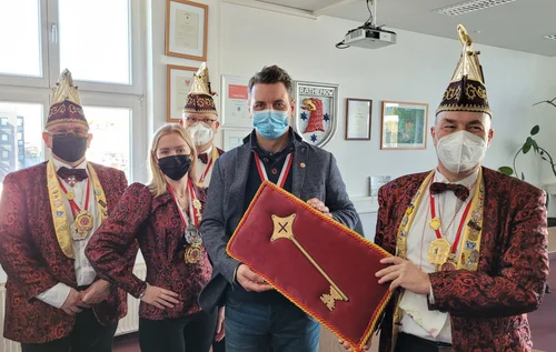 Narren mit stellvertretenden Bürgermeister und Schlüssel