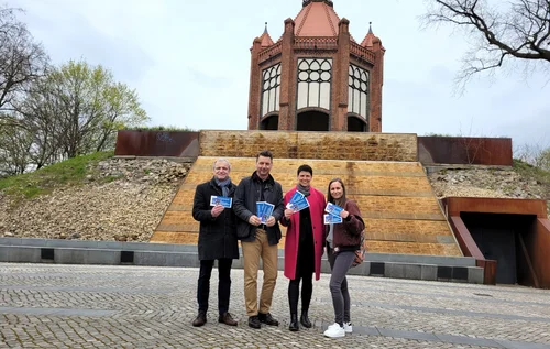 Partner des Rathenower Wirtschaftstreffs am Veranstaltungsort, dem Bismarckturm auf dem Weinberg (v.l.): Günter Rall vom Unternehmer für Rathenow e. V., Bürgermeister Jörg Zietemann, Leona Heymann vom RegionalCenter Brandenburg a.d. Havel-Havelland der IHK Potsdam und Antje Nölte von den Wirtschaftsjunioren Havelland