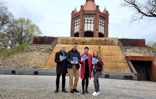 Partner des Rathenower Wirtschaftstreffs am Veranstaltungsort, dem Bismarckturm auf dem Weinberg (v.l.): Günter Rall vom Unternehmer für Rathenow e. V., Bürgermeister Jörg Zietemann, Leona Heymann vom RegionalCenter Brandenburg a.d. Havel-Havelland der IHK Potsdam und Antje Nölte von den Wirtschaftsjunioren Havelland 