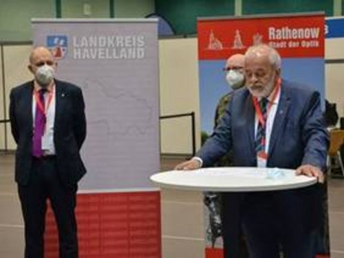 Der Rathenower Bürgermeister war bei der Eröffnung dabei, gemeinsam mit dem Landrat des Havellandes und Oberstleutnant Heyer