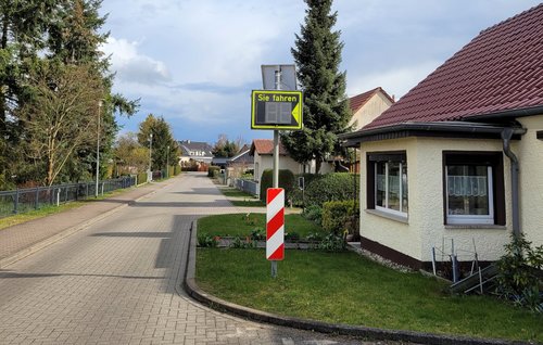 Geschwindigkeitsanzeigesystem in der Steckelsdorfer Gartenstraße