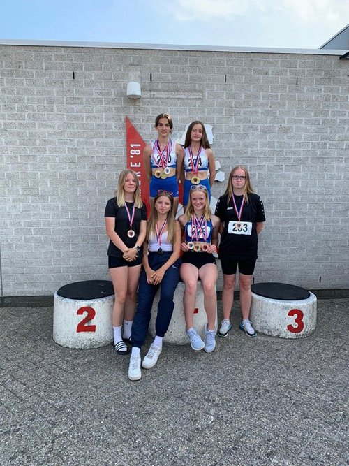 Die Leichtathletinnen mit ihren Medaillen