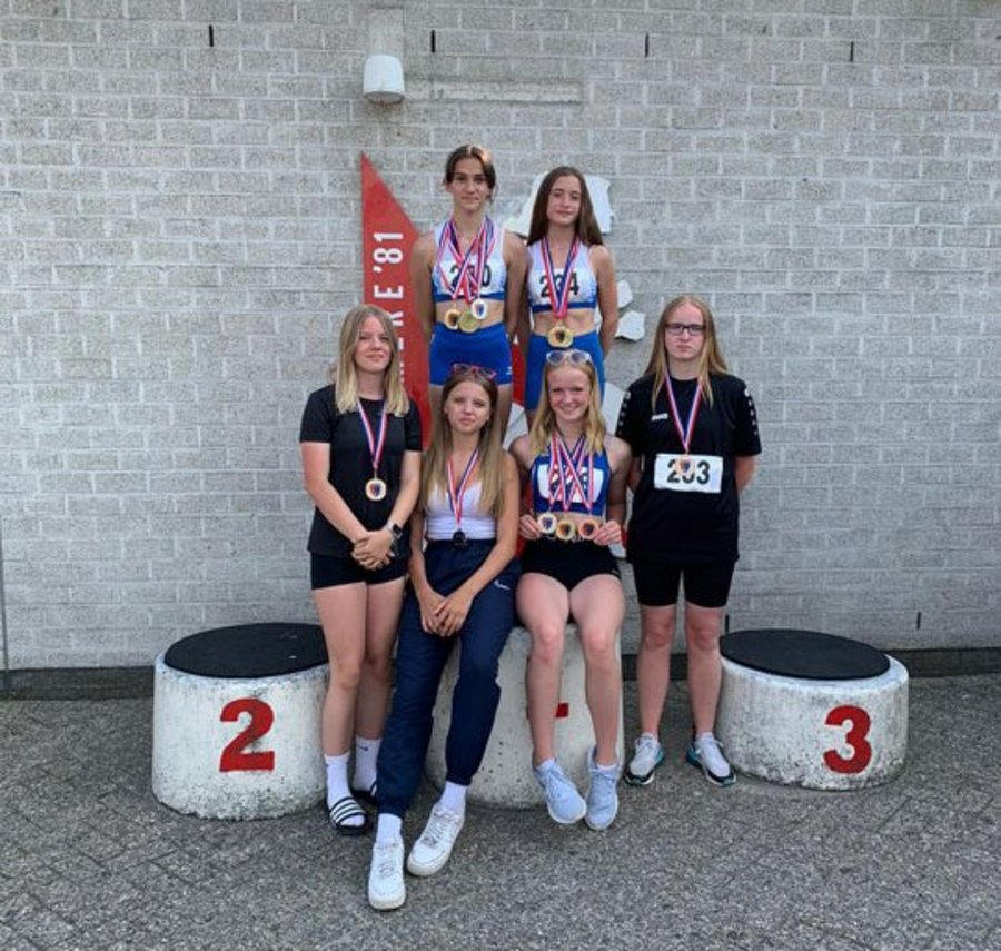 Die Leichtathletinnen mit ihren Medaillen