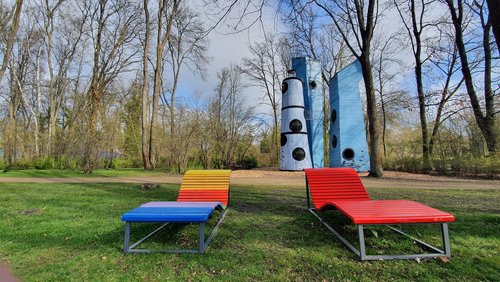 Sonnenliegen und Klettertürme im Optikpark