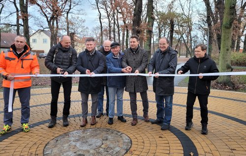 Bürgermeister Jörg Zietemann, Vertreter von Fraktionen der Stadtverordnetenversammlung sowie der Bauplaner durchtrennen das Einweihungsband