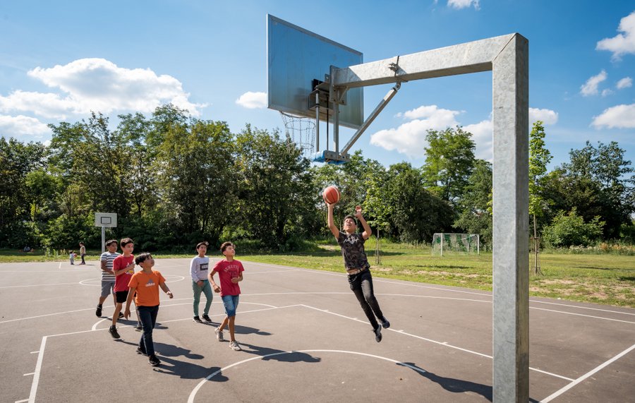 Kinder spielen Basketball