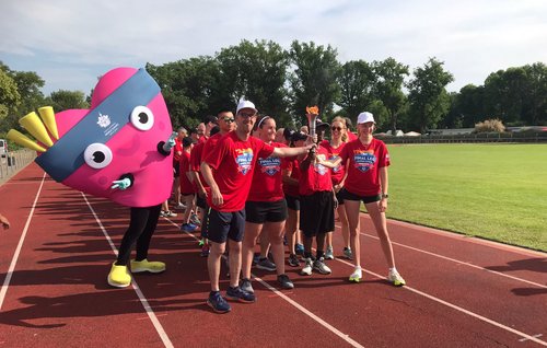 Am Start des Torch Runs mit dem Maskottchen des Special Olympic World Games „Unity“
