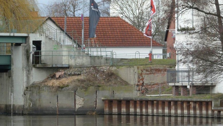 Ansicht der Stützwände der Brücke