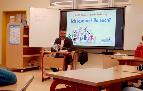 Jörg Zietemann, stellvertretender Bürgermeister der Stadt Rathenow liest aus dem Buch „Alfons Zitterbacke hat wieder Ärger“