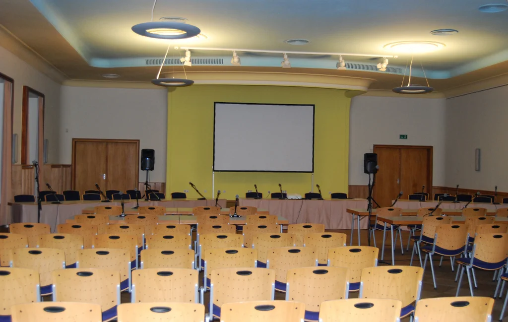 Blauer Saal mit Reihenbestuhlung