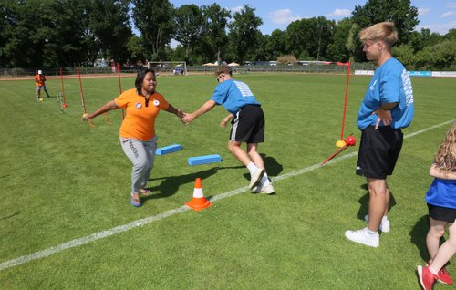 Athletin Noberta Dos Santos aus Timor-Leste gemeinsam mit Schülern der Bürgelschule auf dem Inklusiven Sportfest