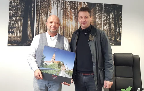 Kalenderübergabe bei der Volkssolidarität, v.l.: Geschäftsführer Thomas Briest und Jörg Zietemann, stellvertretender Bürgermeister