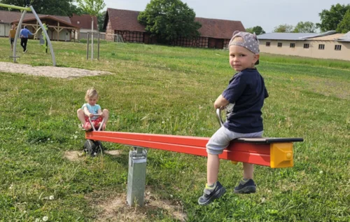 Böhner Nachwuchs auf der neuen Wippe