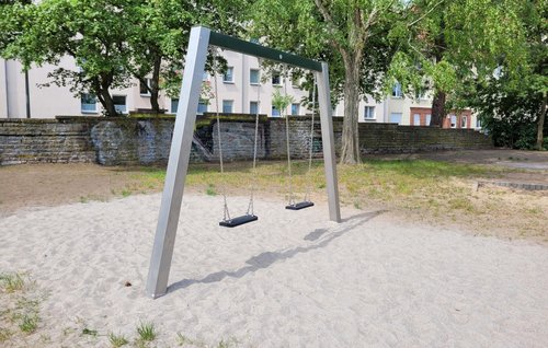 Doppelschaukel auf dem Spielplatz in der Paul-Singer-Straße