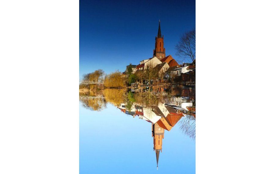 Blick auf die St. Marien-Andreas-Kirche mit Spiegelung