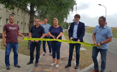 Personen durchschneiden ein Band