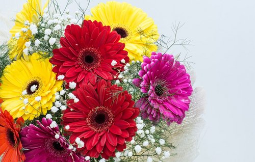 Blumenstrauß mit roten und gelben Blüten