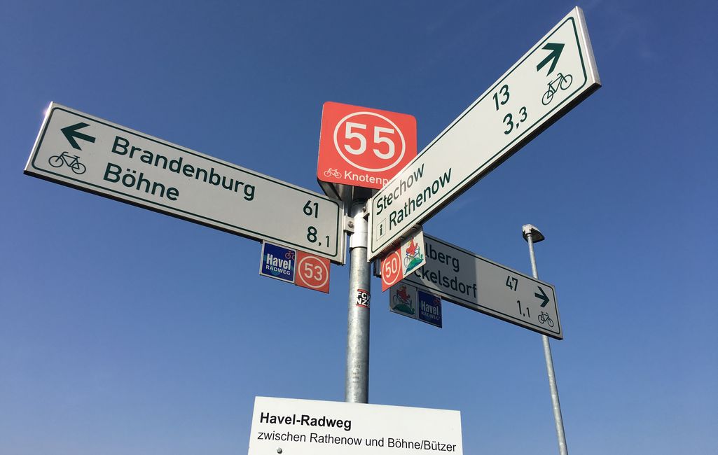 Radwegebeschilderung mit Knotenpunkt