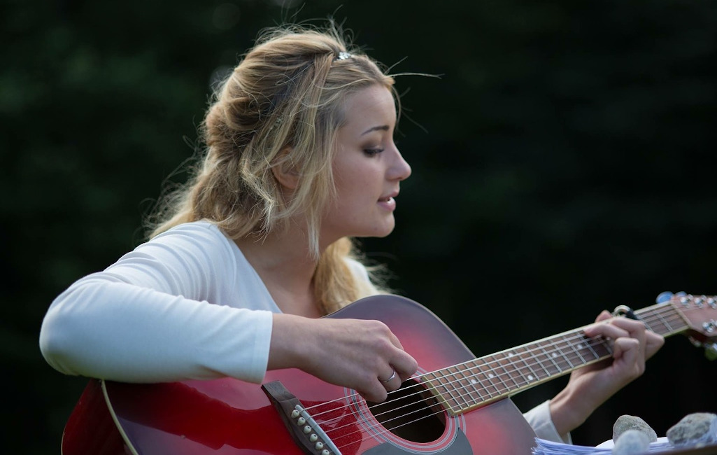 Frau mit Gitarre
